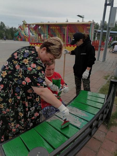 В День семьи, любви и верности на городской площади состоялся субботник