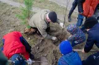 Полномочный представить главы города по пгт.Высокий, Сергей Варданович Назарян, совместно с руководителем школьного лесничества "Соболь", Каиповым Венером Ибрагимовичем, провели озеленительную акцию в пгт.Высокий