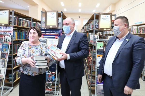 Депутаты Думы Мегиона приняли участие в акции «Дарите книги с любовью»